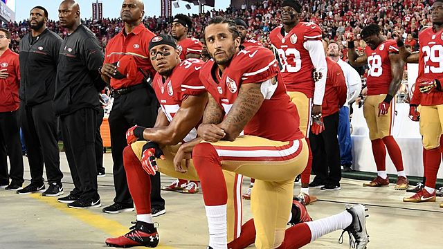 Colin Kaepernick starts kneeling during anthem
