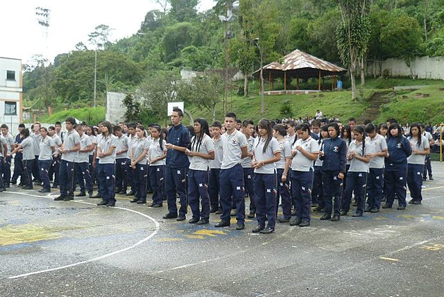 Instituciones establecidas alrededor