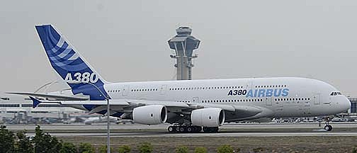 Primer vuelo del avión Airbus 380.