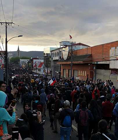 Los valdivianos no abandonan las calles