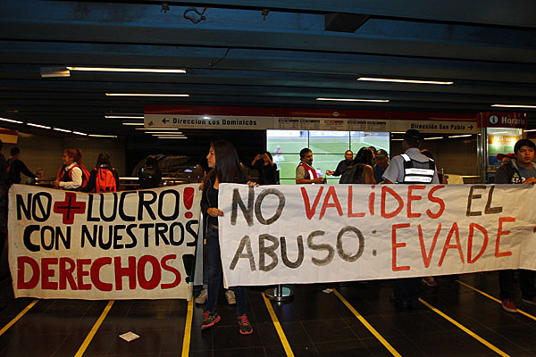 Els estudiants realitzen la seva primera fugida massiva en el Metro