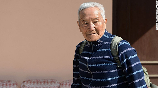 The oldest person that climbs the Everest