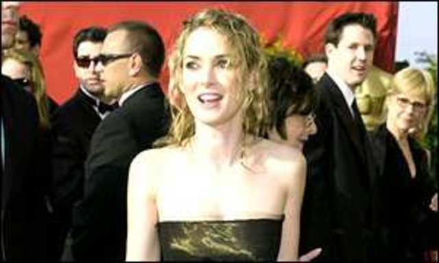 Artista Winona Ryder arrestada por robo