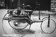 Primer automóvil de combustión interna.