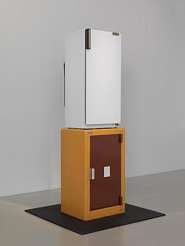 Emmie - Cadre, socle, cimaise, présentoir, vitrine, collection, éclairage, projection, environnement / Bertrand Lavier: "Brandt / Haffner" en 1984, sculpture