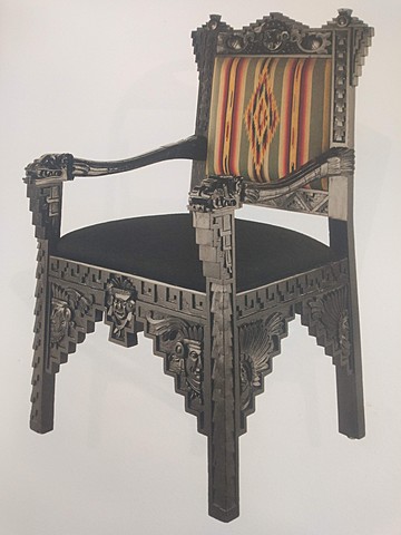 Silla con motivos neoaztecas