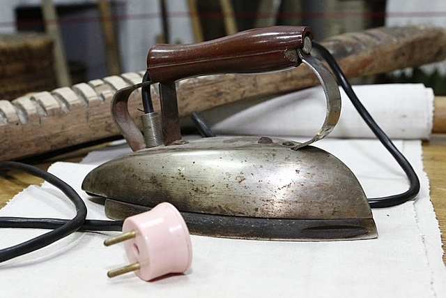 Электрический утюг нагреваемый дугой