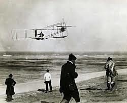 fundacion de la Ford motor company primer vuelo en avion 1903
