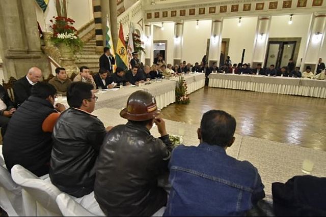 Gobierno y sectores sociales acuerdan repliegue de militares y pausa en las movilizaciones