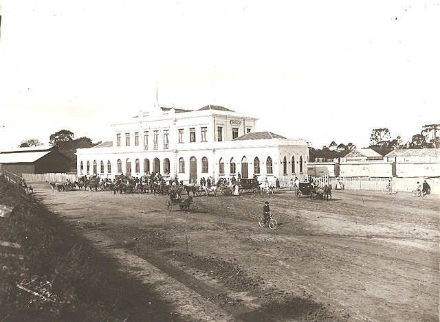 Encontro de um grupo de cavaleiros.