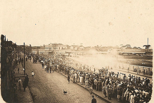 Pessoas esperando a chegada do trem.