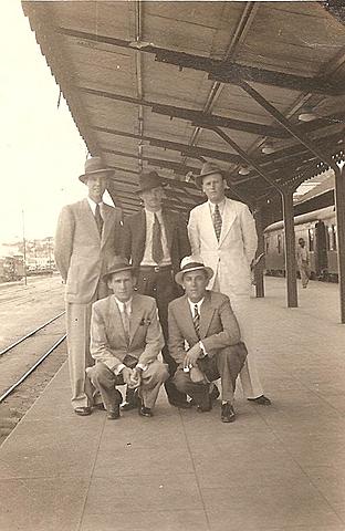 Viajantes no aguardo do seu trem.