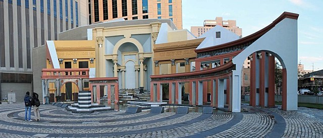 Charles Moore; Piazza d'Italia.