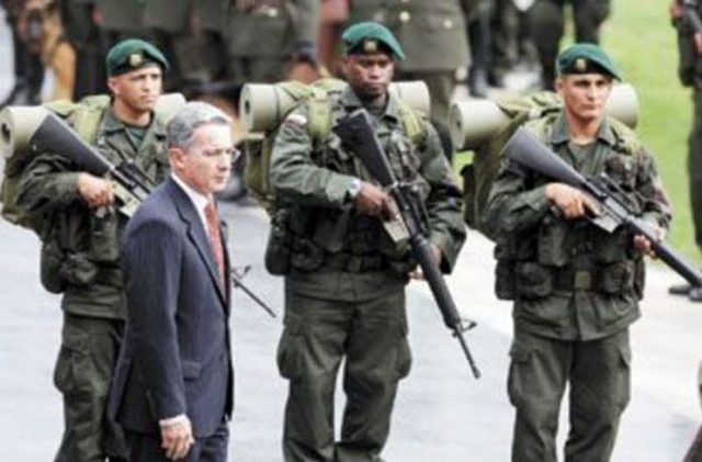 Álvaro Uribe, ofensiva militar contra la guerrilla