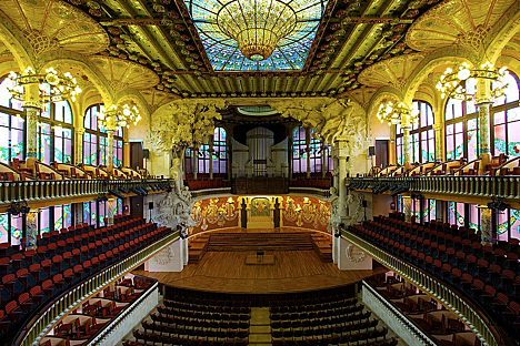 i. Interior of&nbsp;Palau de la Música Catalana&nbsp;in&nbsp;Barcelona.