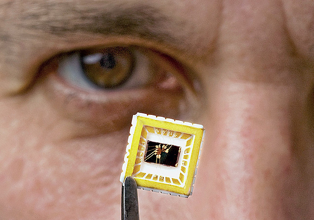 Экспериментально подтверждено существование графена (2004 г.)