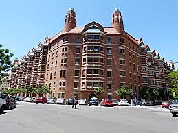 Edificio de la Finca Roja. Proyectado por el arquitecto Enrique Viedma en 1929 y construido en 1933.