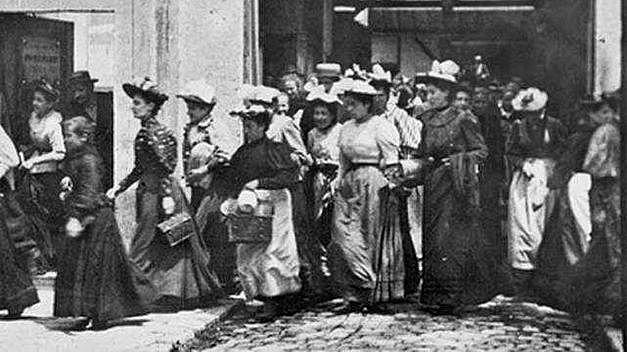 Nº 21 La Salida De Los Obreros De La Fábrica Lumière en Lyon (1895) - Hermanos Lumière