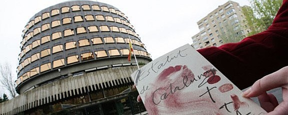 El Tribunal Constitucional espanyol anul·la diversos articles de l'Estatut d'Autonomia català.