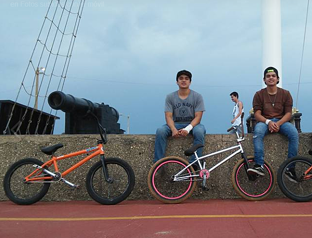 Continué practicando bmx hasta llegar a ser semiprofecional