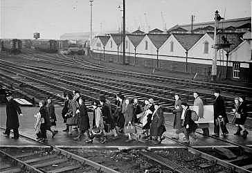 First Kinder transport Arrives in Great Britain