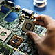 Primer plano manos microprocesador informatico 53876 70410