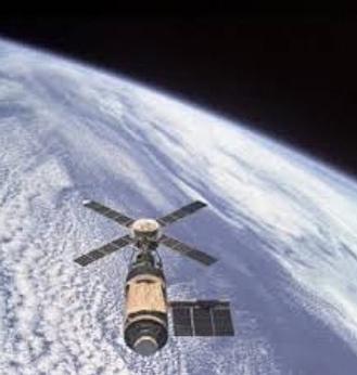 Firts successful laboratory in space launched