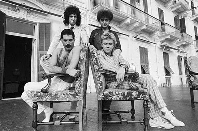 Выходят хиты "Radio Ga Ga", "I Want To Break Free", "It's A Hard Life", "We Will Rock   You"