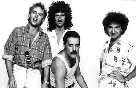 Гастроли и сольный сингл Меркьюри