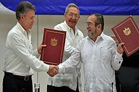 Primera firma del acuerdo de paz.