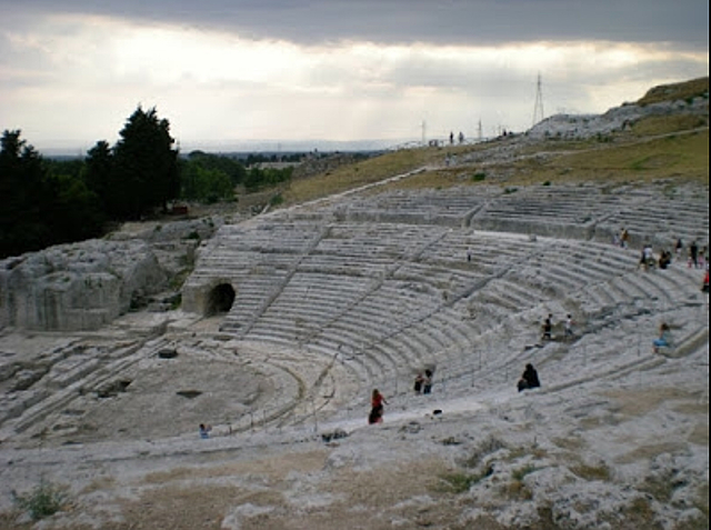 Se construye el teatro de Siracusa