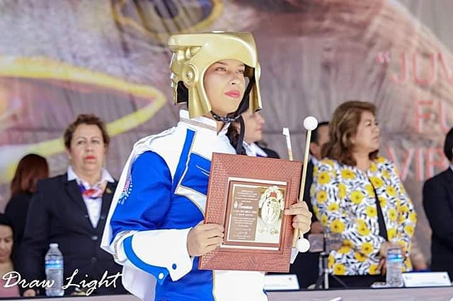 me graduo del bachillerato con reconocimiento artistico