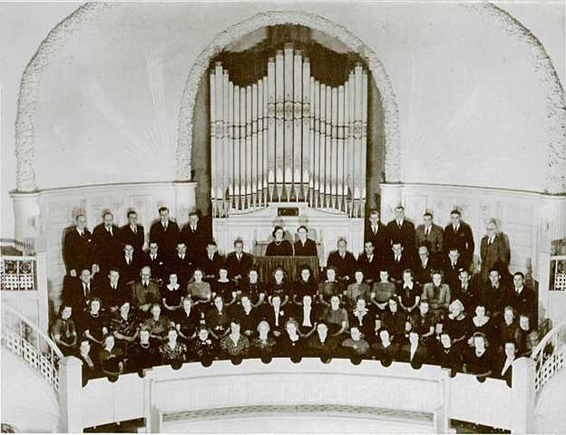 Membership: 700; Palm Sunday attendance of 2200.