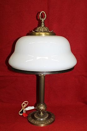 Электрическая настольная лампа.