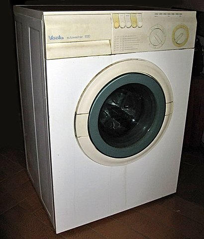 Стиральная машина с системой встроенных датчиков,