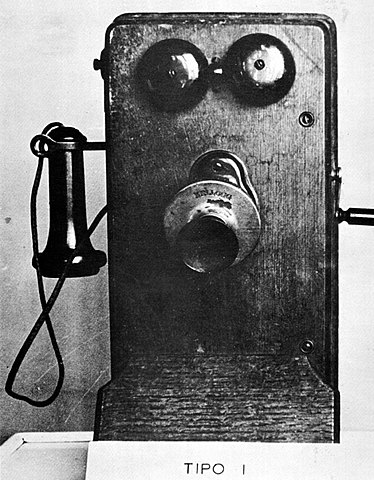 Se realiza la primera comunicación telefónica.