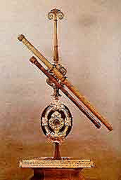 Galileo termina su primera lente astronómica.