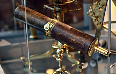 Telescopio reflector por Issac Newton.