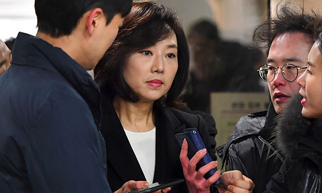 L'ex-ministre de la Culture Cho Yoon-Sun a été condamnée mardi en appel à deux ans de prison pour son rôle dans l'établissement d'une "liste noire" de près de 10.000 artistes critiques envers la présidente Park Geun-Hye, désormais destituée.