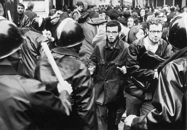 Estudiant dispara enlaire enmig d'una manifestació