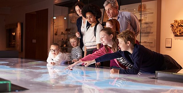 ACTIVIDADES PARA LOS NIÑOS Y CRÍTICAS