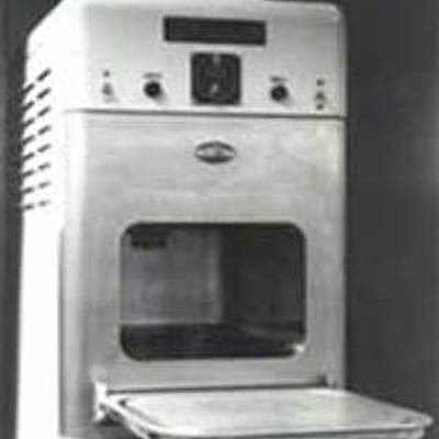 Timeline:  El microones: Percy Spencer 1945 (XX) De manera accidental va crear el que sería el futur forn de microones.