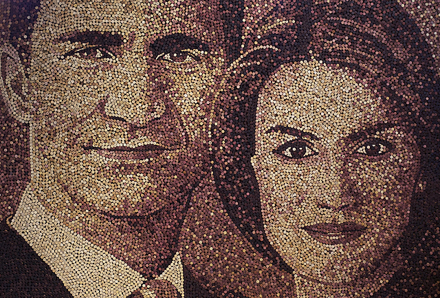 Camille - Recyclage / Scott James Gundersen: "Roi Felipe VI et Reine Letizia d'Espagne" (19278 bouchons de liège recyclés, 126 x 96 cm, Collection de la famille Royale d'Espagne)