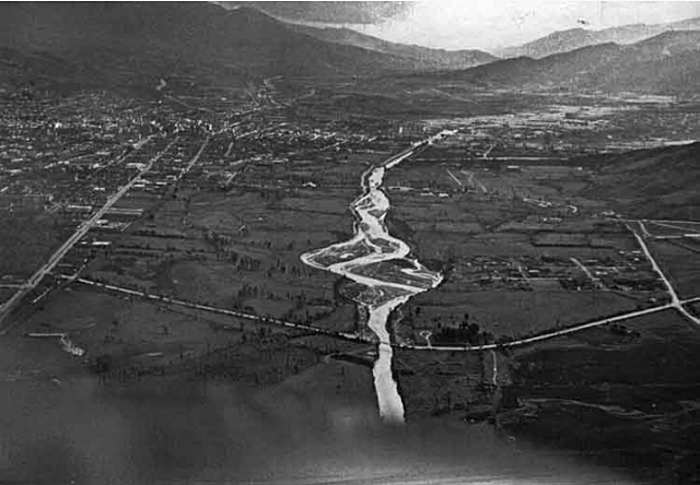 Construcción de puentes para conectar las dos bandas del río de Valle de Aburrá