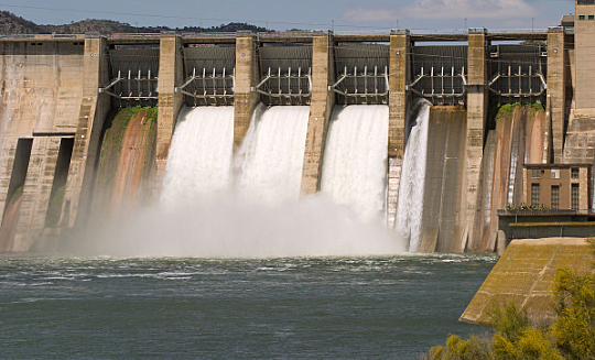 Primera central hidroelectrica