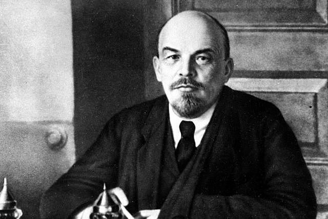 7 november 1917 tar Lenin makt i Ryssland