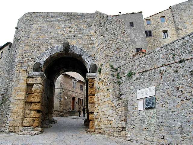 Porta all´ Arco (Puerta del Arco) en Volterra