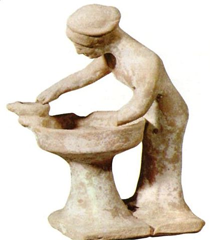 Mujer moliendo grano