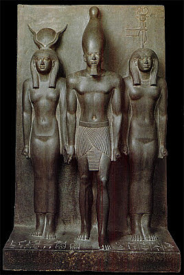 Mikerinos, la diosa Hathor y una representación de divinidad provincial ( 1532-1504 a.C.)