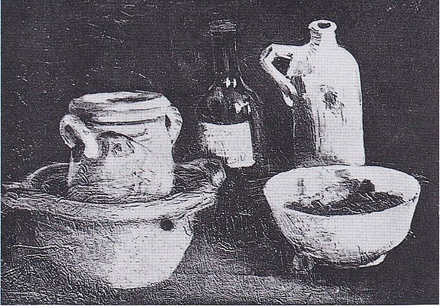 Νεκρή φύση με πήλινα σκεύη και δύο μπουκάλια